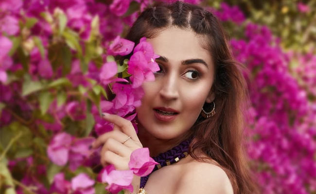 <I>Radha</i>: Dhvani Bhanushali's New Song Is Out Now