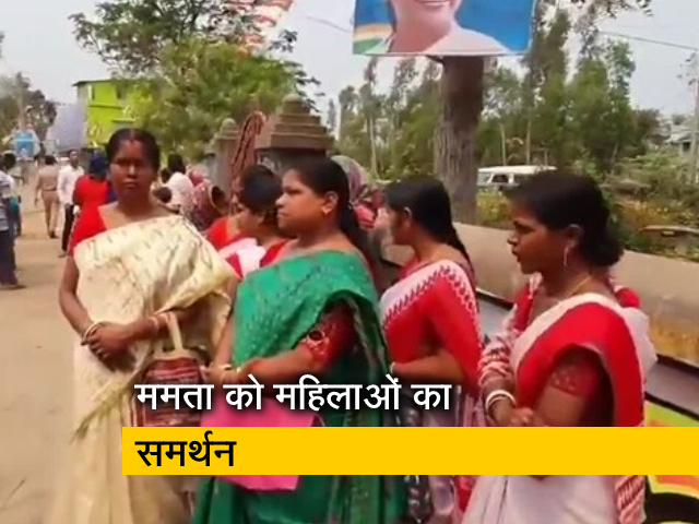 ममता बनर्जी के नामांकन से पहले घर के बाहर समर्थकों का जमावड़ा