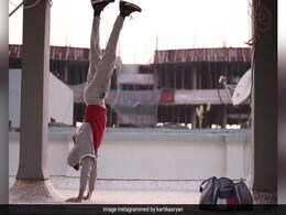 कार्तिक आर्यन ने छत के ऊपर किया यह कारनामा, बोले- सब दिख रहा है उल्टा.. कार्तिक आर्यन ने छत के ऊपर किया यह कारनामा, बोले- सब दिख रहा है उल्टा..