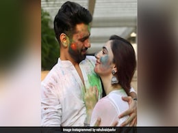 राहुल वैद्य ने गर्लफ्रेंड दिशा परमार को यूं चोरी-छिपे लगाया रंग, फिर एक्ट्रेस ने भी खेली होली- देखें Video राहुल वैद्य ने गर्लफ्रेंड दिशा परमार को यूं चोरी-छिपे लगाया रंग, फिर एक्ट्रेस ने भी खेली होली- देखें Video