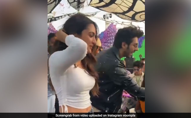 कियारा आडवाणी और कार्तिक आर्यन ने Bhool Bhulaiyya 2 के सेट पर क्रू मेंबर के साथ खास अंदाज में मनाया 'वुमन्स डे'