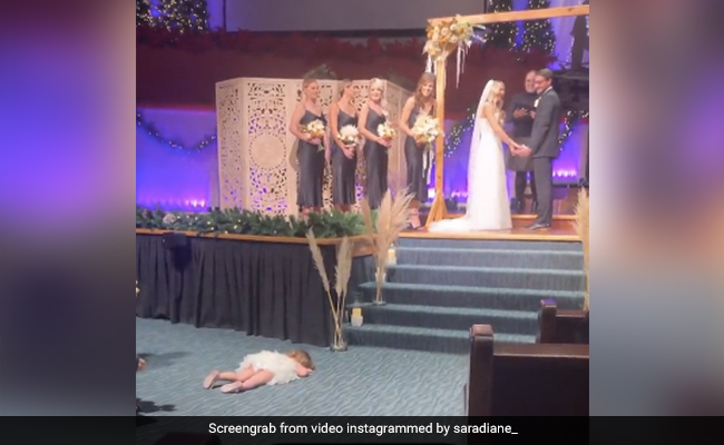मम्मी-पापा की शादी में नाराज़ बच्ची ने किया गजब तमाशा, जमीन पर लेटकर लगी रोने, फिर हुआ कुछ ऐसा - देखें Video