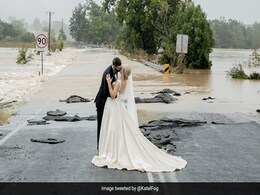 बाढ़ के बीच शादी के बंधन में बंधा कपल, ऐसे कराया फोटोशूट, एयरलिफ्ट करके बचाई गई जान बाढ़ के बीच शादी के बंधन में बंधा कपल, ऐसे कराया फोटोशूट, एयरलिफ्ट करके बचाई गई जान