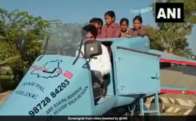 आर्किटेक्ट ने बनाया सड़क पर चलने वाला ‘लड़ाकू विमान’, ऑटो रिक्शा की रफ्तार में दौड़ता है यह जेट - देखें Video