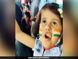 युवराज सिंह को बल्लेबाजी करते देख स्टेडियम में उछल पड़ी बच्ची, युवी बोले- 'ओह बेटा जी...' - देखें Viral Video युवराज सिंह को बल्लेबाजी करते देख स्टेडियम में उछल पड़ी बच्ची, युवी बोले- 'ओह बेटा जी...' - देखें Viral Video