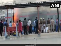 नई दिल्ली-लखनऊ शताब्दी एक्सप्रेस में आग लगने से हड़कंप, डेढ़ घंटे बाद ट्रेन रवाना नई दिल्ली-लखनऊ शताब्दी एक्सप्रेस में आग लगने से हड़कंप, डेढ़ घंटे बाद ट्रेन रवाना