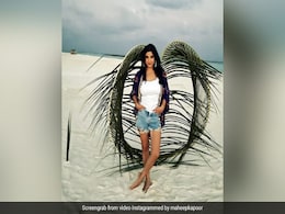 महीप कपूर का मालदीव में दिखा ग्लैमरस अंदाज, सोहेल खान की पत्नी संग Beach पर यूं दिये पोज- Photos Viral महीप कपूर का मालदीव में दिखा ग्लैमरस अंदाज, सोहेल खान की पत्नी संग Beach पर यूं दिये पोज- Photos Viral