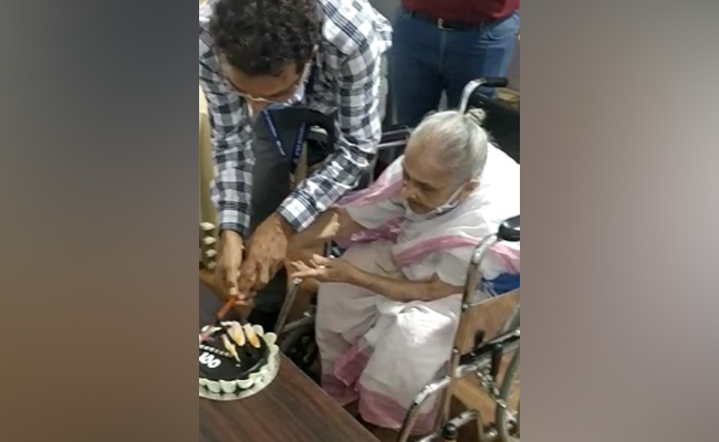 100वें जन्मदिन पर मुंबई की महिला ने लगवाई कोरोना वैक्सीन, केक भी काटा