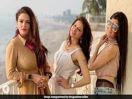 Bhagyashree समुद्र किनारे बालकनी में फ्रेंड्स संग यूं पोज देती आईं नजर, बोलीं- जहां मिलें 4 यार...देखें Photos Bhagyashree समुद्र किनारे बालकनी में फ्रेंड्स संग यूं पोज देती आईं नजर, बोलीं- जहां मिलें 4 यार...देखें Photos