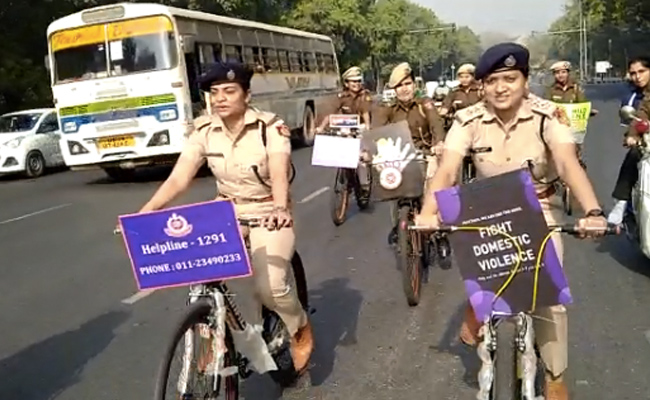 महिला दिवस पर दिल्ली पुलिस की साइकिल मैराथन, महिला पुलिस अधिकारियों ने लिया हिस्सा