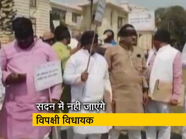 बिहार: सदन के बाहर काली पट्टी बांधकर प्रदर्शन कर रहे हैं विपक्षी विधायक