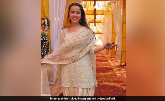 रुबिना दिलैक की बहन ने हाथों में लगाई मेहंदी, पटियाला सूट पहन यूं डांस करती आईं नजर- देखें Video रुबिना दिलैक की बहन ने हाथों में लगाई मेहंदी, पटियाला सूट पहन यूं डांस करती आईं नजर- देखें Video