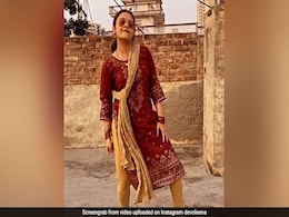 Devoleena Bhattacharjee ने तलपति विजय के 'वाथी कमिंग' सॉन्ग पर यूं किया डांस, वायरल हुआ Video Devoleena Bhattacharjee ने तलपति विजय के 'वाथी कमिंग' सॉन्ग पर यूं किया डांस, वायरल हुआ Video