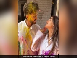 जेनेलिया डिसूजा होली पर ओवरस्मार्ट बनने की कर रही थीं कोशिश, Riteish Deshmukh ने पकड़कर यूं लगाया रंग- देखें Video जेनेलिया डिसूजा होली पर ओवरस्मार्ट बनने की कर रही थीं कोशिश, Riteish Deshmukh ने पकड़कर यूं लगाया रंग- देखें Video