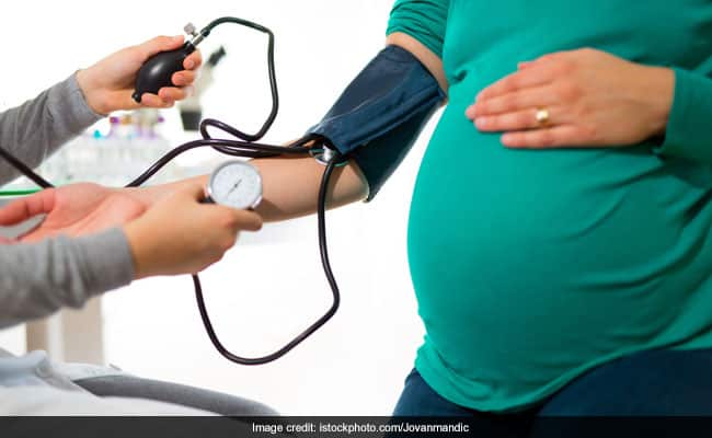 Blood Pressure And Pregnancy: प्रेग्नेंसी के दौरान हाई ब्लड प्रेशर कर सकता है परेशान, ये संकेत बताते हैं, कि बढ़ रहा है आपका बीपी Blood Pressure And Pregnancy: प्रेग्नेंसी के दौरान हाई ब्लड प्रेशर कर सकता है परेशान, ये संकेत बताते हैं, कि बढ़ रहा है आपका बीपी