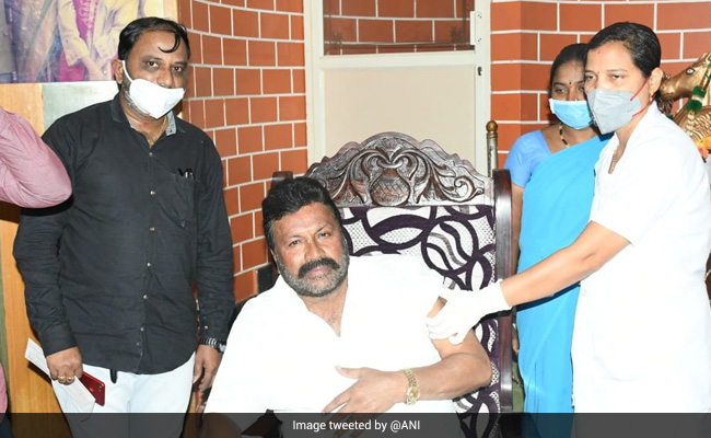 ''इसमें गलत क्‍या है?'' घर में कोरोना का टीका लगवाने के बाद बोले कर्नाटक के मंत्री...