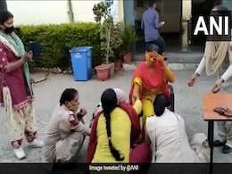 कोविड के चलते नहीं मिली छुट्टी, तो थाने में हुई महिला कॉन्सटेबल की ‘हल्दी’ की रस्म कोविड के चलते नहीं मिली छुट्टी, तो थाने में हुई महिला कॉन्सटेबल की ‘हल्दी’ की रस्म