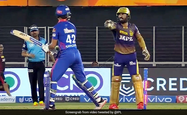 IPL 2021: दिनेश कार्तिक ने गुस्से में शिखर धवन से कहा कुछ ऐसा, ज़मीन पर बैठ गए 'गब्बर' और... देखें Video