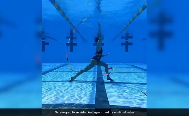 महिला ने पानी के अंदर दिखाए जिमनास्टिक के हैरतअंगेज करतब, Video देख दंग रह गए लोग बोले- 'शानदार'