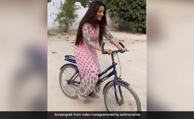 बार-बार कोशिश के बाद भी Monalisa नहीं चला पाईं साइकिल, फैन्स दे रहे ऐसा रिएक्शन-देखें Video