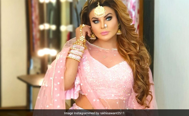 बिना मास्क सेल्फी लेने आया फैन तो भड़क उठीं Rakhi Sawant, बोलीं-'तुम्हारी वजह से मुंबई बंद...' देखें Video