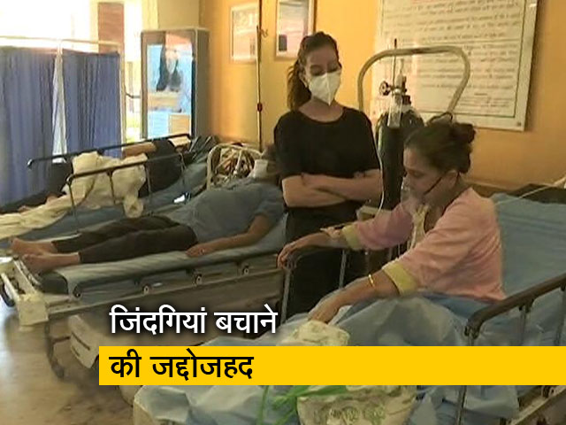 दिल्ली के मूलचंद अस्पताल में एक सिलेंडर दो-दो मरीजों को ऑक्सीजन दी जा रही