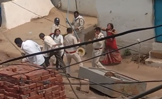 कोरोना संक्रमित मरीज के परिवार ने स्वास्थ्य अमले पर किया हमला, पुलिस ने पीटा