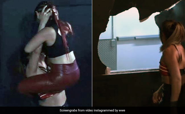 WWE में इन महिला रेस्लर्स में टूट गई दुश्मनी की सारी हदें, दीवार तोड़कर फेंका बाहर- देखें Video
