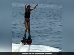 Nia Sharma ले रही थीं फ्लाइंगबोर्ड का मजा, तभी बिगड़ा बैलेंस और गिर पड़ी पानी में- देखें Video Nia Sharma ले रही थीं फ्लाइंगबोर्ड का मजा, तभी बिगड़ा बैलेंस और गिर पड़ी पानी में- देखें Video