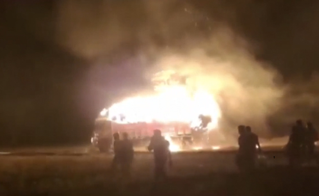 चलते हुए ट्रक में लग गई आग, फिर भी नहीं रुका ड्राइवर, कुछ दूर जाकर फिर ऐसे बुझाई आग - देखें Shocking Video