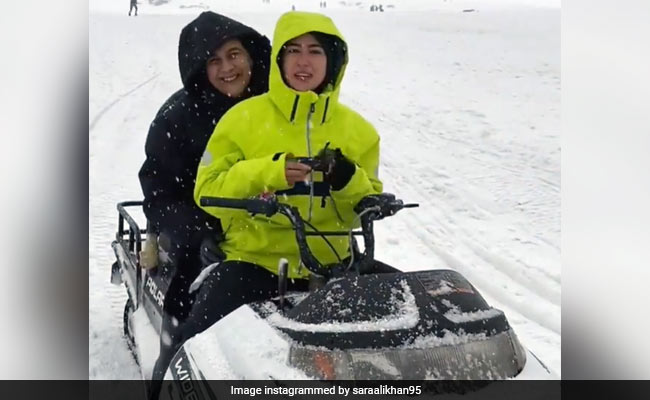 In Sara Ali Khan's New ROFL Video From Gulmarg, Mom Amrita Singh Steals The Show