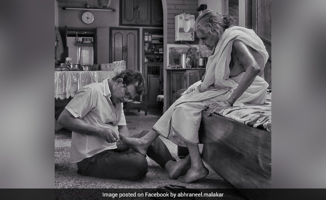 65 साल के बुजुर्ग ने अपनी 98 साल की मां के नाखून काटे, वायरल फोटो देख पसीज गया लोगों का दिल