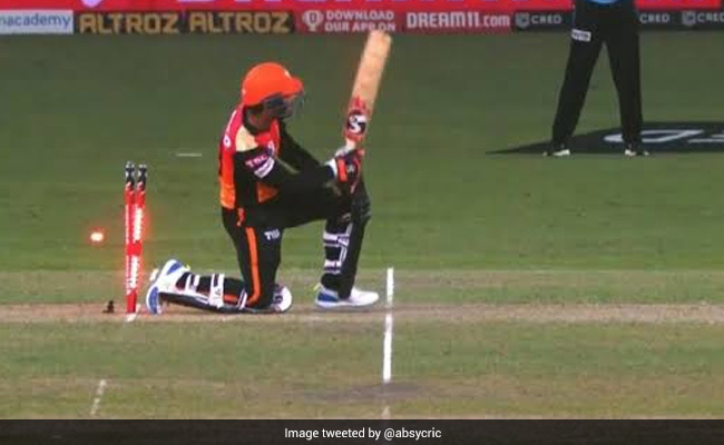 MI vs SRH: जॉनी बेयरस्टो ने तूफानी पारी खेलने के बाद विकेट पर दे मारा अपना पैर, हो गए हिट विकेट