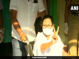 Mamata Banerjee Casts Her Vote, Shows Victory Sign Mamata Banerjee Casts Her Vote, Shows Victory Sign