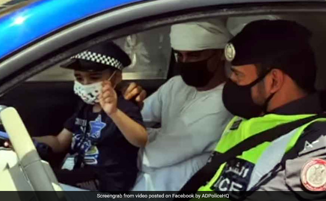 बीमार बच्चा खरीदना चाहता था कार, Abu Dhabi पुलिस ने ऐसे पूरा किया सपना - देखें Viral Video