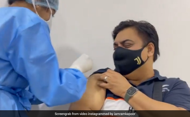 Ram Kapoor ने वैक्सीन लगवाने से पहले बनाया रोने जैसा मुंह, इंजेक्शन लगते ही लगे हंसने- देखें Video