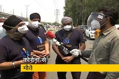 प्रीतम सिंह उनका अंतिम संस्कार कर रहे जिनका शव शमशान ले जाने वाला कोई नहीं प्रीतम सिंह उनका अंतिम संस्कार कर रहे जिनका शव शमशान ले जाने वाला कोई नहीं