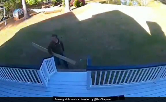 लकड़ी का पट्टा ठोक रहा था शख्स, जैसे ही मारा पैर, घूमकर लगा मुंह पर, दर्द से निकल पड़े आंसू - देखें Video