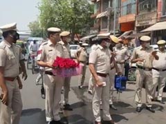 कोरोनावायरस: दिल्ली पुलिस की गांधीगिरी, लोगों को जागरूक करने के लिए दिए मास्क और फूल