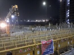 गाजीपुर बॉर्डर पर बैरिकेड को बुलडोजर से हटा रही दिल्ली पुलिस, आम जनता को मिलेगी राहत  गाजीपुर बॉर्डर पर बैरिकेड को बुलडोजर से हटा रही दिल्ली पुलिस, आम जनता को मिलेगी राहत