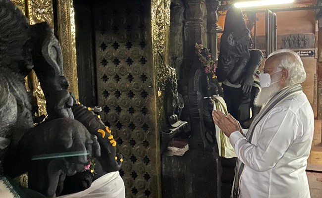 Wearing <i>Veshti</i>, PM Offers Prayers At Madurai's Meenakshi Amman Temple