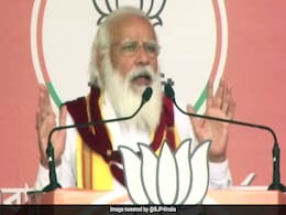 Watch: PM Pauses Speech In Bengal To Help Elderly Woman Watch: PM Pauses Speech In Bengal To Help Elderly Woman