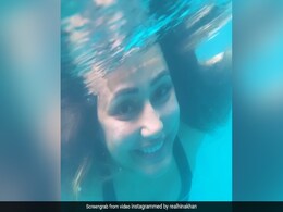 हिना खान ने लगाई पूल में डुबकी, फिर स्विमिंग करते हुए यूं दिये जबरदस्त पोज- देखें Video हिना खान ने लगाई पूल में डुबकी, फिर स्विमिंग करते हुए यूं दिये जबरदस्त पोज- देखें Video