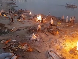वाराणसी में भयावह मंजर : श्मशान घाट पर शवों की लंबी कतारें, एक साथ जल रही हैं दर्जनों चिताएं वाराणसी में भयावह मंजर : श्मशान घाट पर शवों की लंबी कतारें, एक साथ जल रही हैं दर्जनों चिताएं
