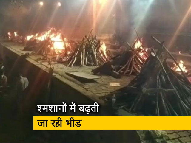 लगातार लाये जा रहे हैं शव