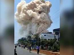 महाराष्ट्र: रत्नागिरी की एक फार्मा कंपनी में लगी आग, धुएं का विशालकाय गुबार देखकर मची अफरा-तफरी महाराष्ट्र: रत्नागिरी की एक फार्मा कंपनी में लगी आग, धुएं का विशालकाय गुबार देखकर मची अफरा-तफरी