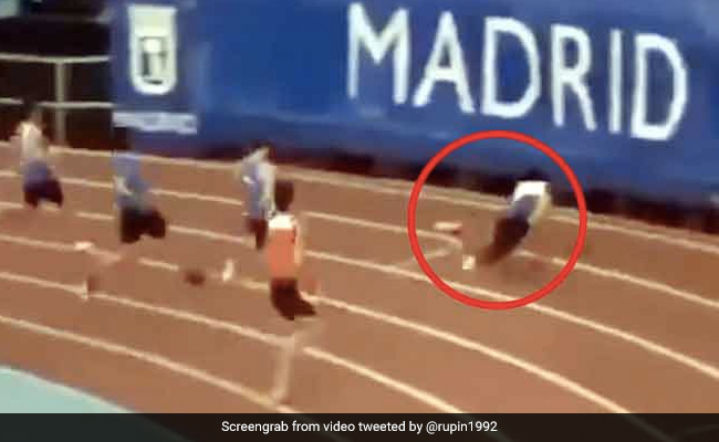 Race जीतने के बाद दौड़ते-दौड़ते कुर्सियों के नीचे घुस गया खिलाड़ी, IPS ने दिया मज़ेदार रिएक्शन - देखें Viral Video