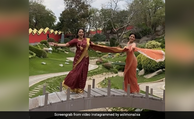 मोनालिसा ने 'मोहब्बत' सॉन्ग पर किया जोरदार डांस, वायरल हुआ एक्ट्रेस का Video मोनालिसा ने 'मोहब्बत' सॉन्ग पर किया जोरदार डांस, वायरल हुआ एक्ट्रेस का Video