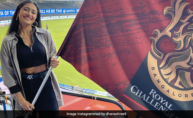 धनाश्री वर्मा स्टाइलिश अंदाज में चहल को सपोर्ट करने पहुंचीं स्टेडियम, हाथ में झंडा लेकर कहा- शानदार जीत..देखें Photos