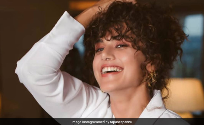 An ROFL Karaoke Session At Taapsee Pannu's House: "It's Getting Crazier"
